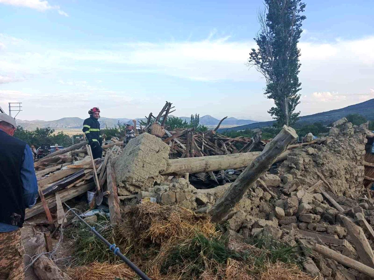 Burdur'da kerpiç ev çöktü: 2 kişi yaralandı, enkaz altındaki büyükbaş hayvan kurtarıldı