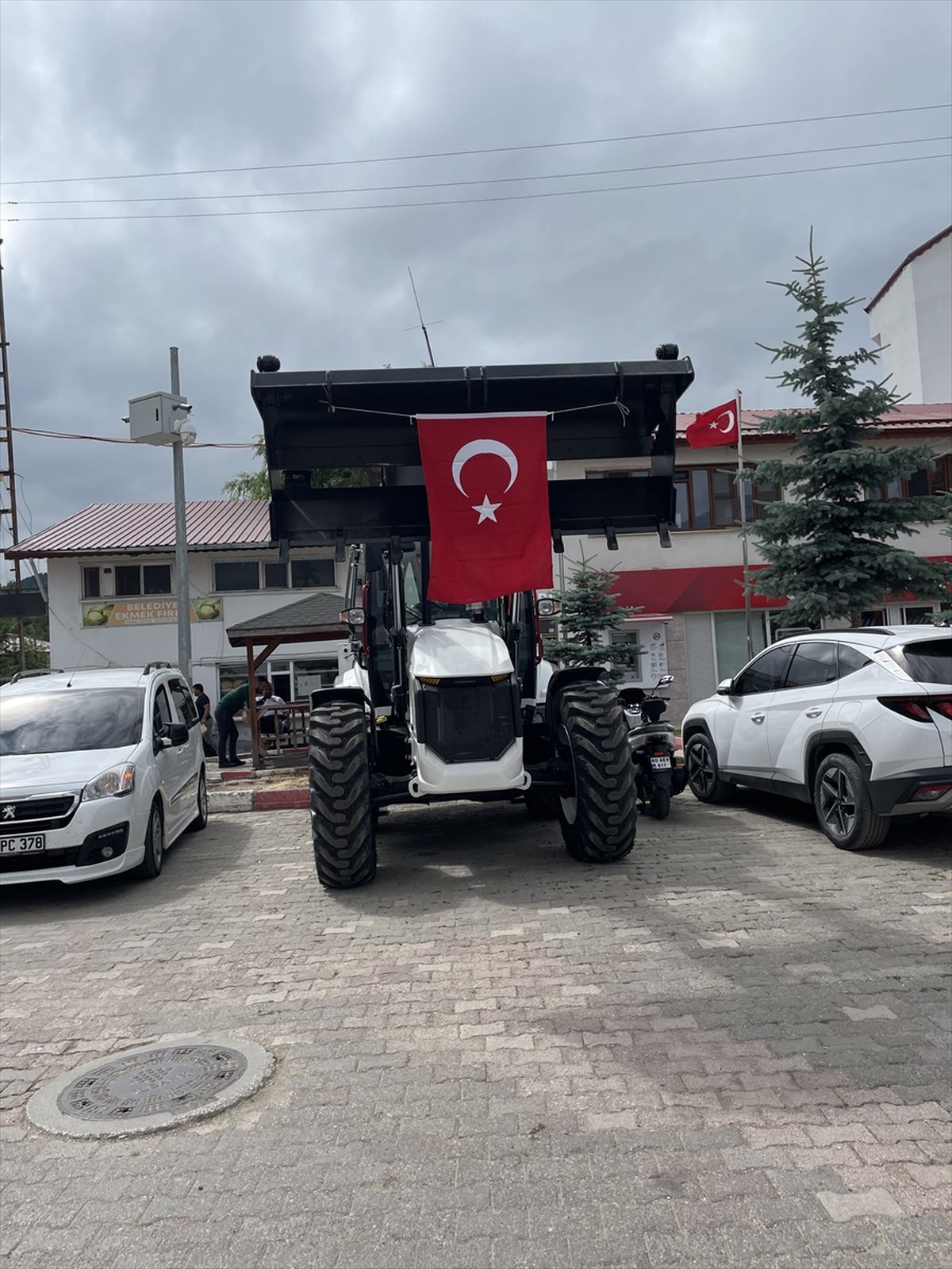 Başçiftlik Belediyesi yeni kepçe aldı