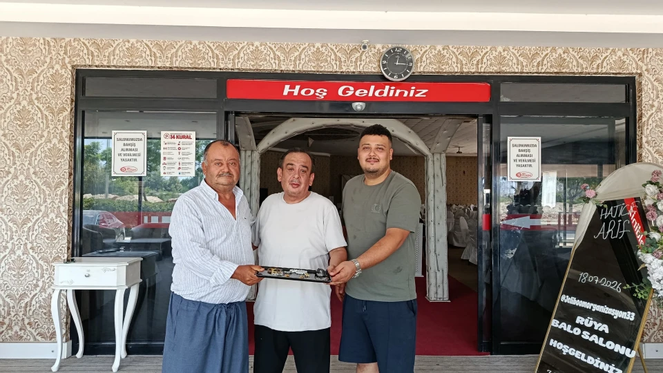 Düğün bitti, geriye o unutulan çanta kaldı! Salon görevlisinin dikkatinden kaçmayan kutunun içinden çıkanlar şaşırttı
