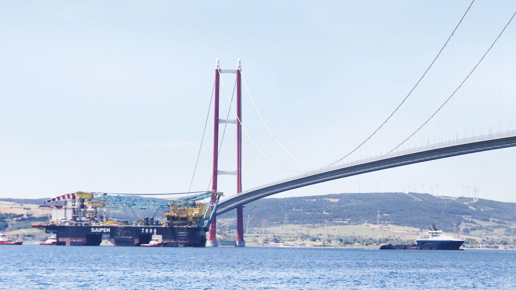 Dev vinç Boğaz’ı kapattı