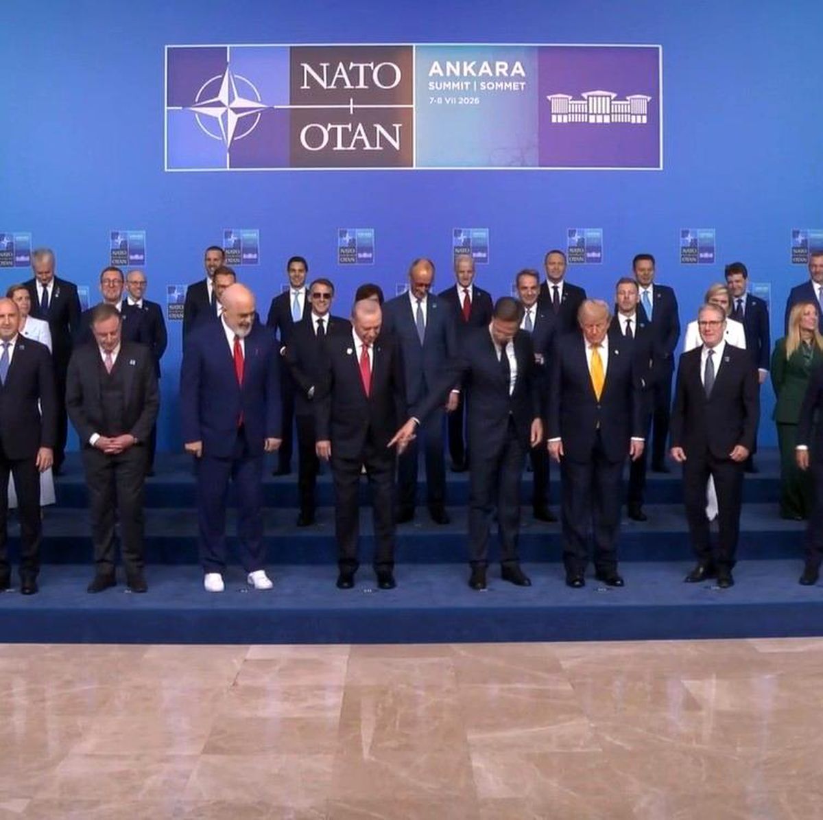 NATO Zirvesi'nde beyaz ayakkabı detayı dikkat çekti