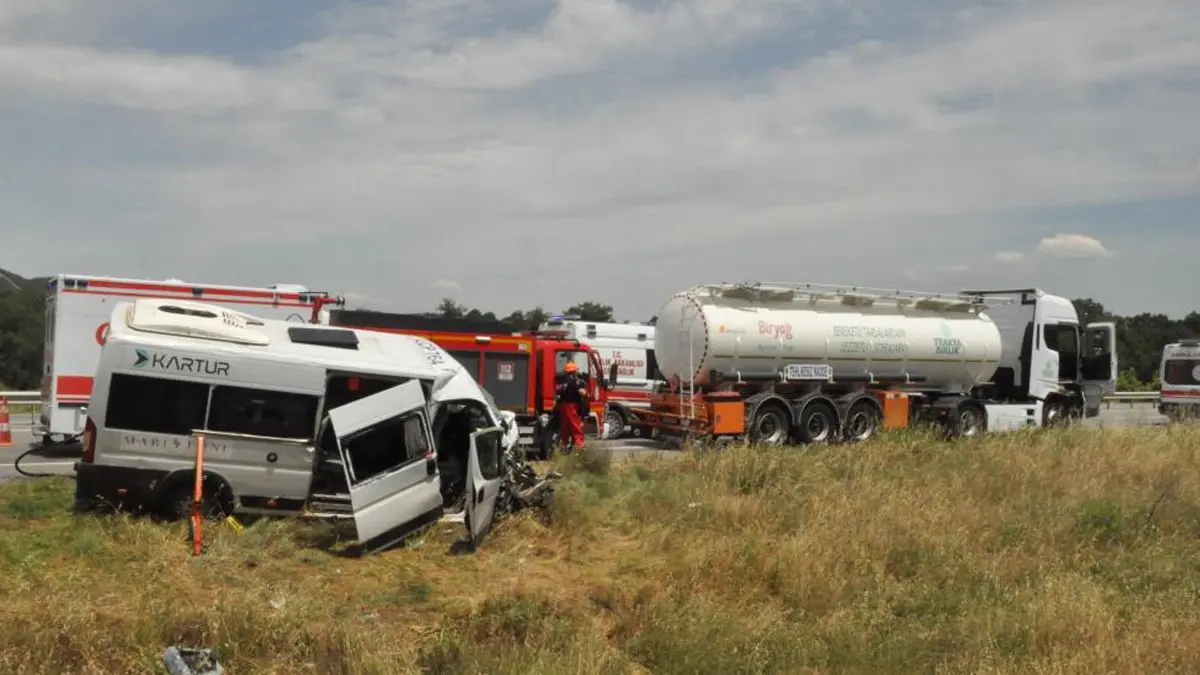 Edirne'de yürekleri ağza getiren kaza: 16 kişi yaralandı