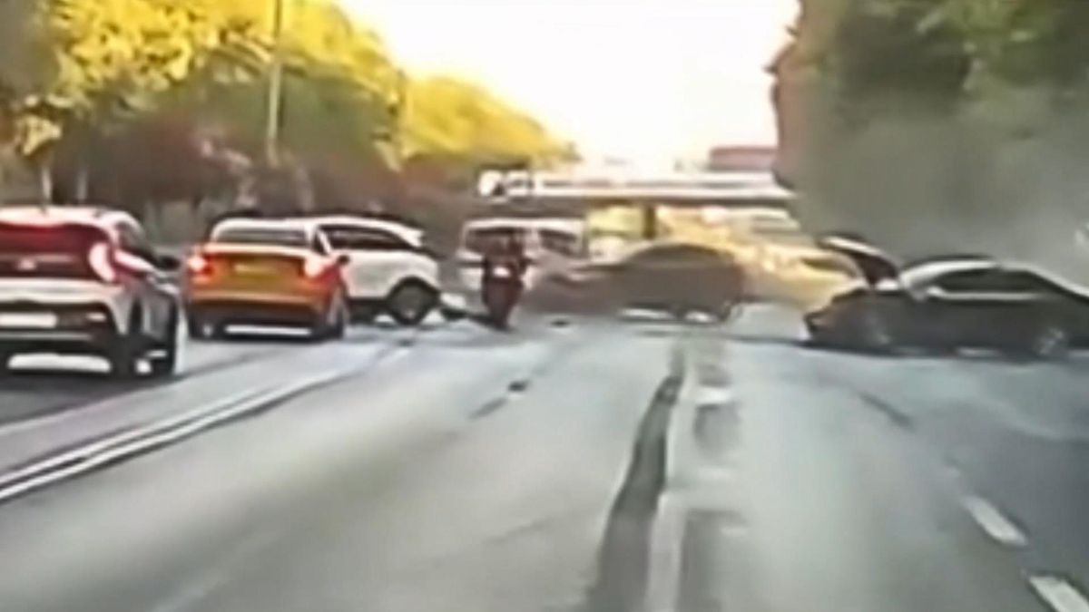 Esenler'de 5 aracın karıştığı zincirleme kaza kamerada: 3 yaralı