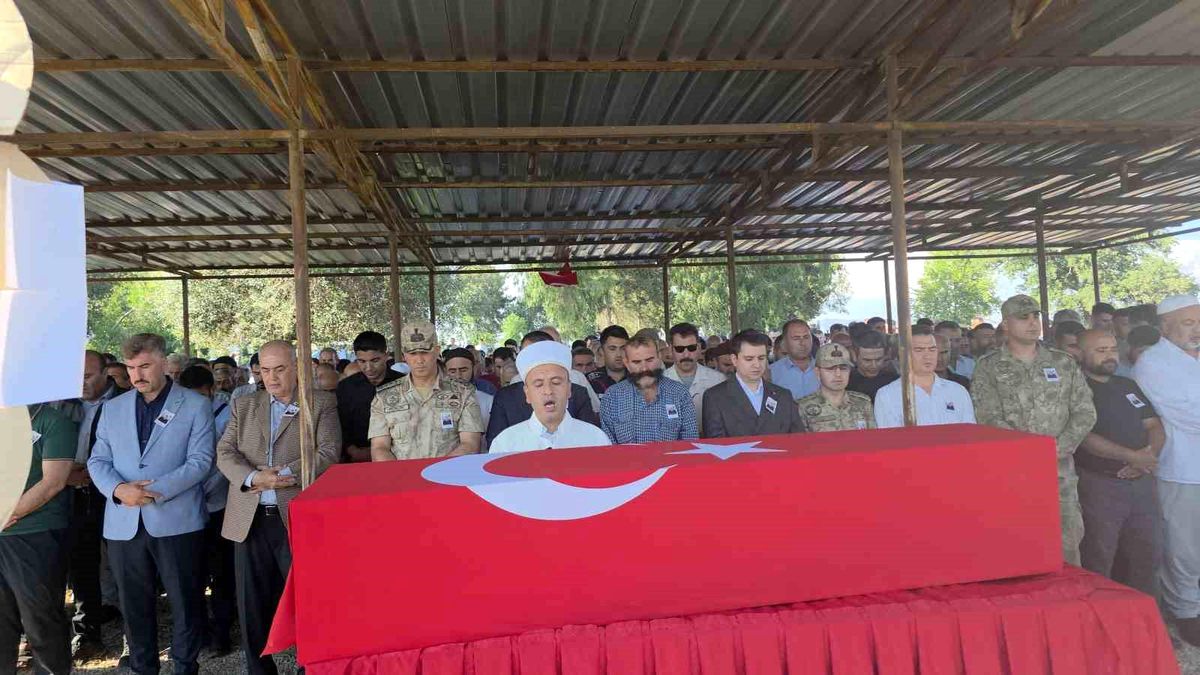 Kalp krizi geçirerek vefat eden uzman çavuş son yolculuğuna uğurlandı