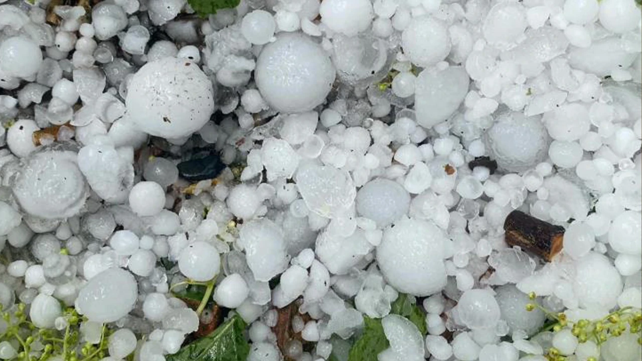 Kastamonu'da dolu yağışı şehri esir aldı