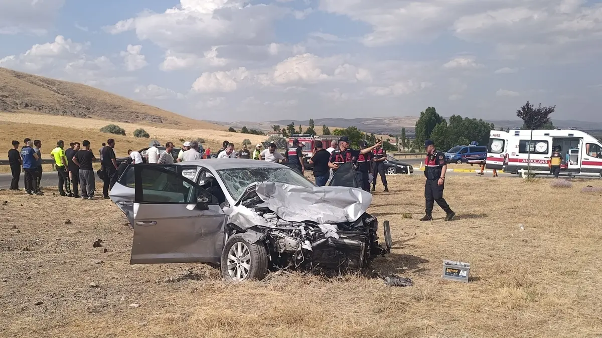 Sivas'ta iki otomobil çarpıştı: Ölü ve yaralılar var