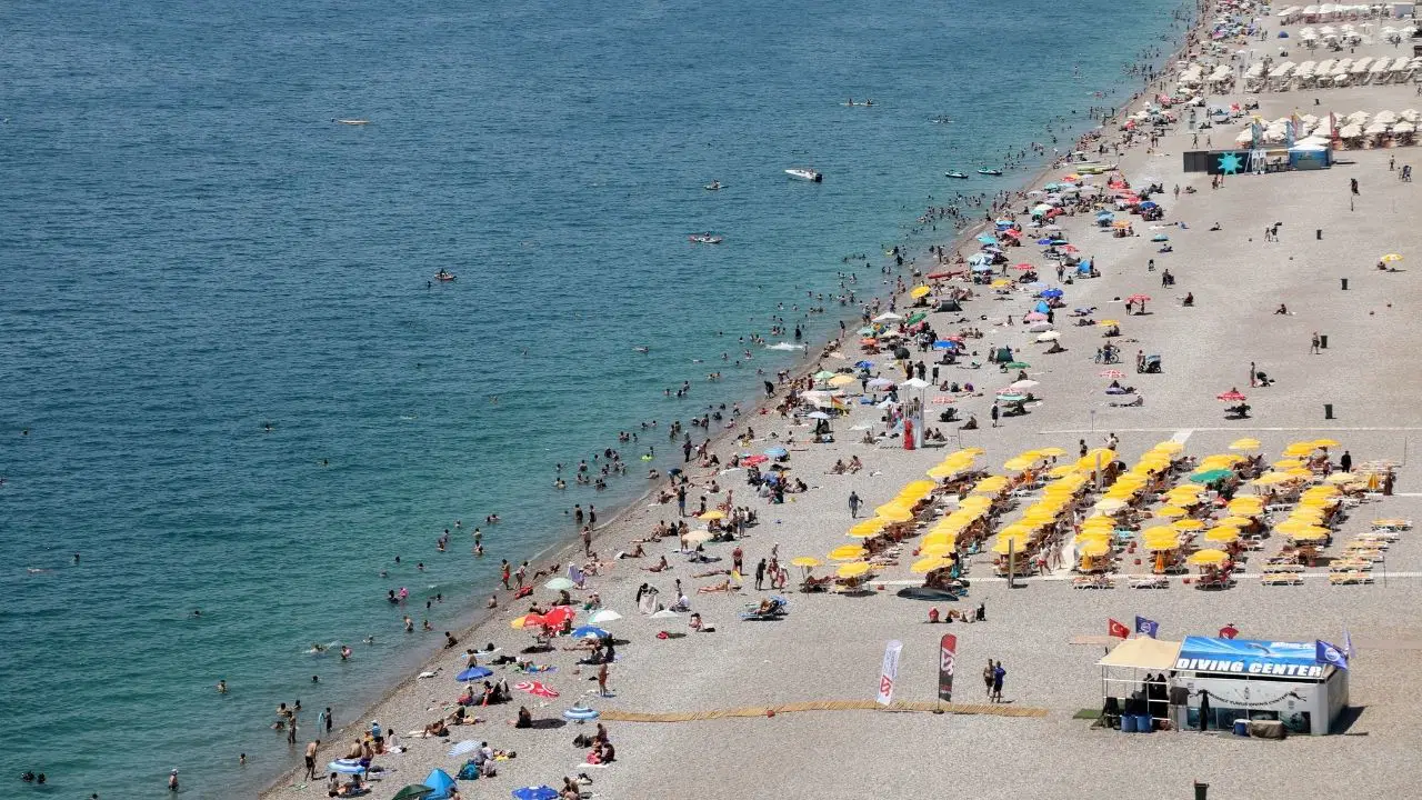 Antalya’da rekor nem ve sıcaklık: Sahiller doldu taştı, tatilciler serinlemek için denize koştu!