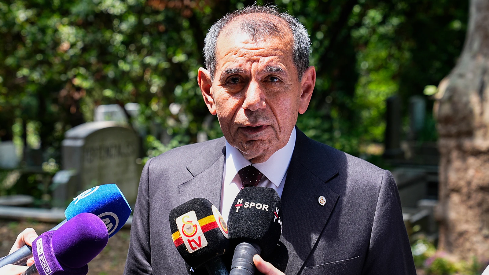 Dursun Özbek'ten "yapı" göndermesi: "Yanlış anlayacaklar, değiştiriyorum"