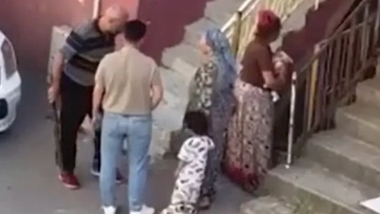 Kartal'da ev sahibi-kiracı kavgası kanlı bitti: Bıçaklandığı anlar kamerada