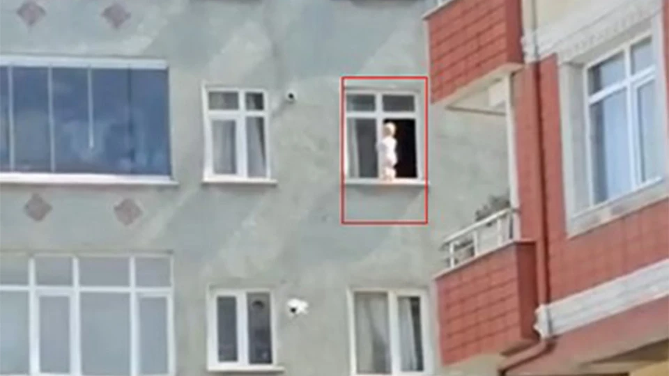 Esenler’de yürekleri ağza getiren olay! Mahalleli aşağıda önlem almaya çalışırken yaşananlar saniye saniye kamerada