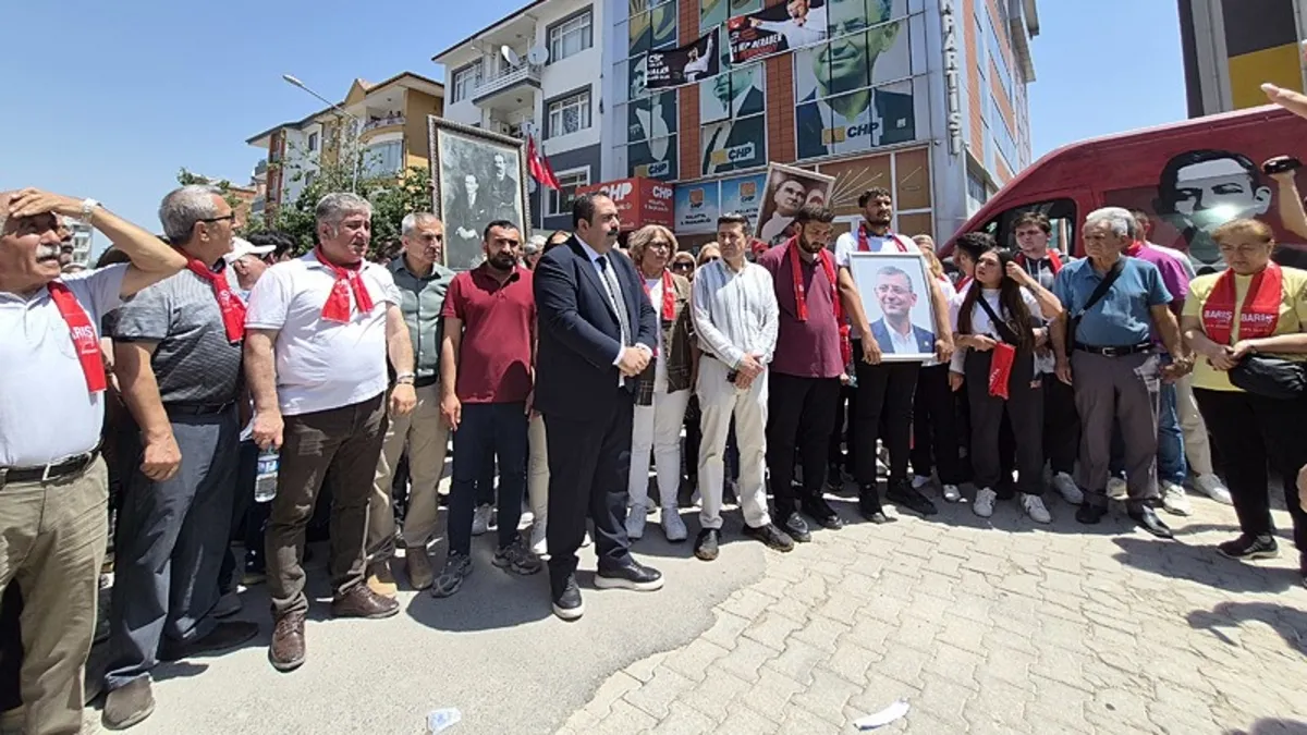 CHP'de afiş krizi: Kılıçdaroğlu fotoğrafına hain yazısı astılar