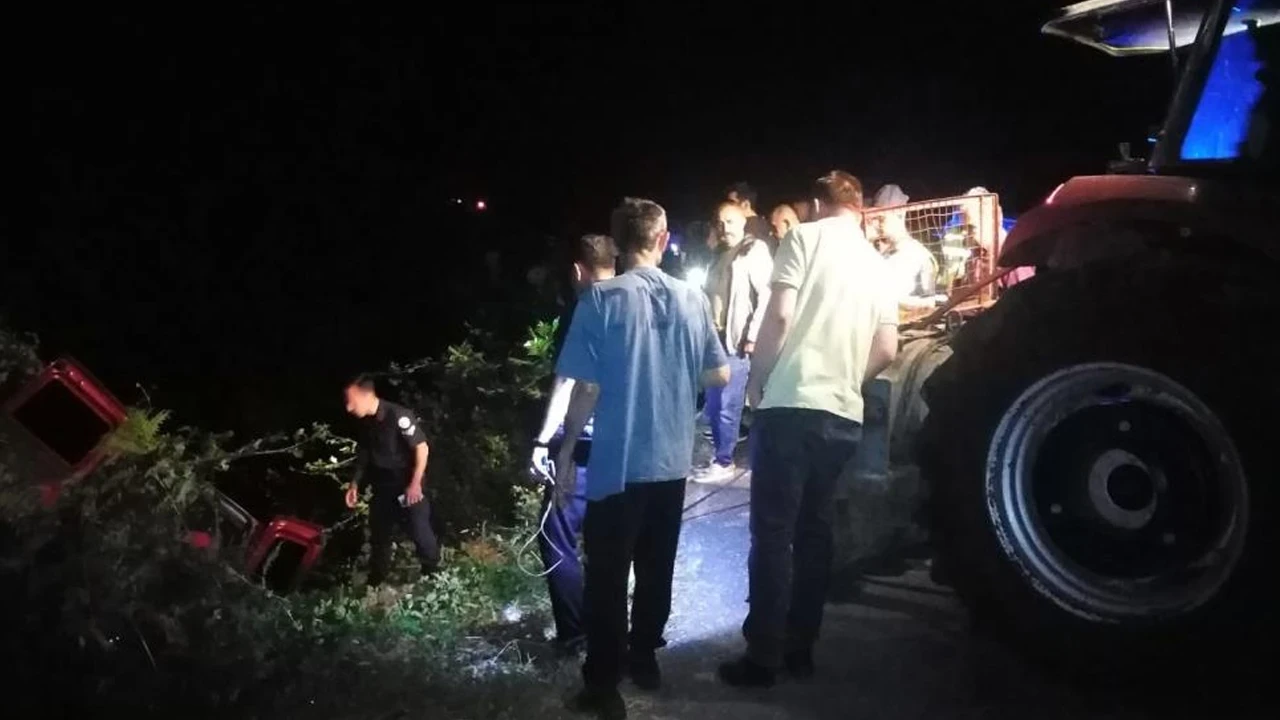 Cide’de faciadan dönüldü: Şarampole yuvarlanan aracı ağaçlar tuttu