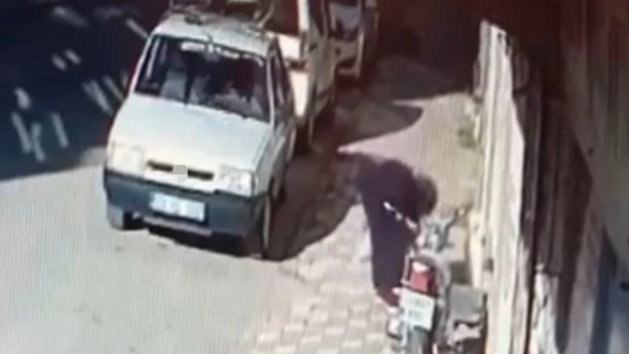 Önce takip etti, ardından yere düşen parayı alıp kayıplara karıştı
