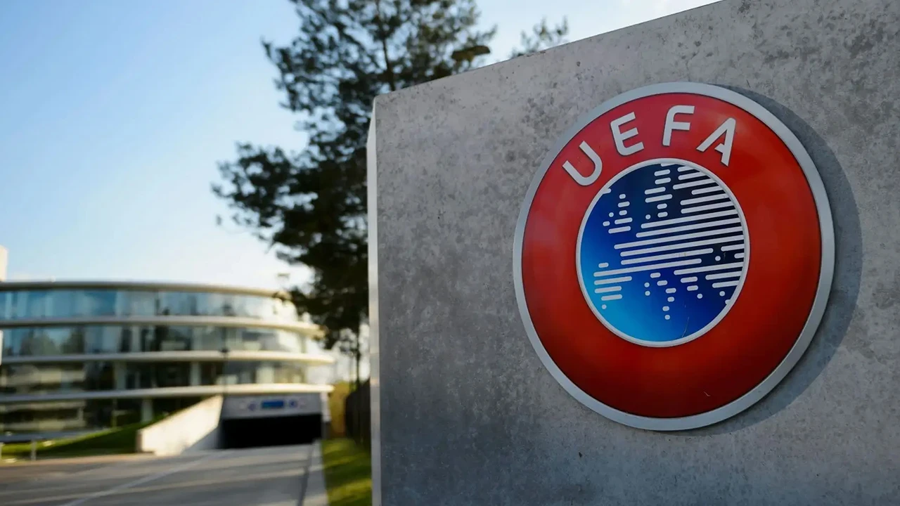 Süper Lig devlerinden peş peşe müjde: UEFA'dan gelen yazıyı KAP'a bildirdiler