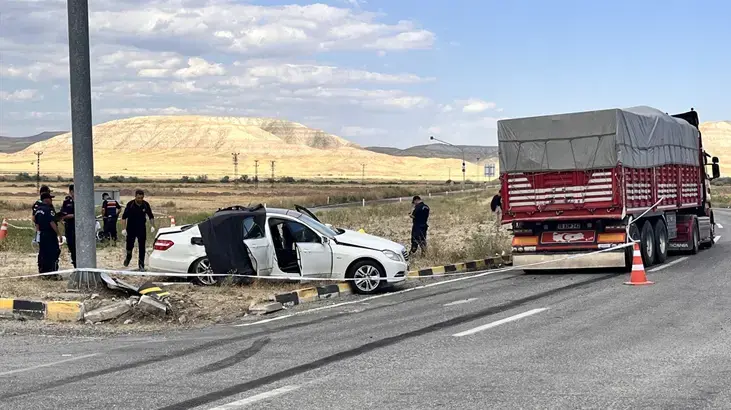 Çankırı'da feci kaza! Kamyon ile otomobil çarpıştı: 3 ölü, 2 yaralı