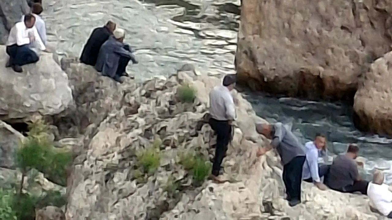 Dereye giren 3 kardeşten 1’i boğuldu, 1’i kayboldu