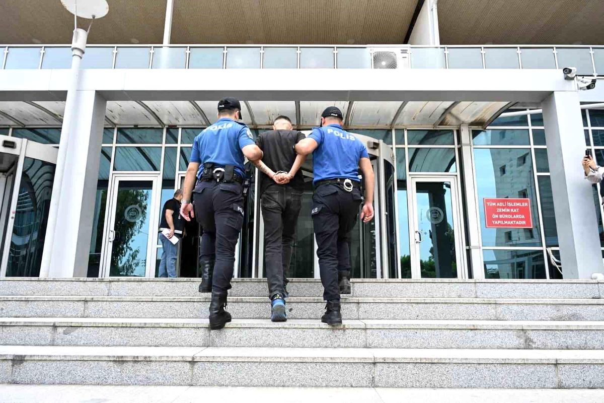 Kırmızı bültenle aranan hükümlü havalimanında yakalandı