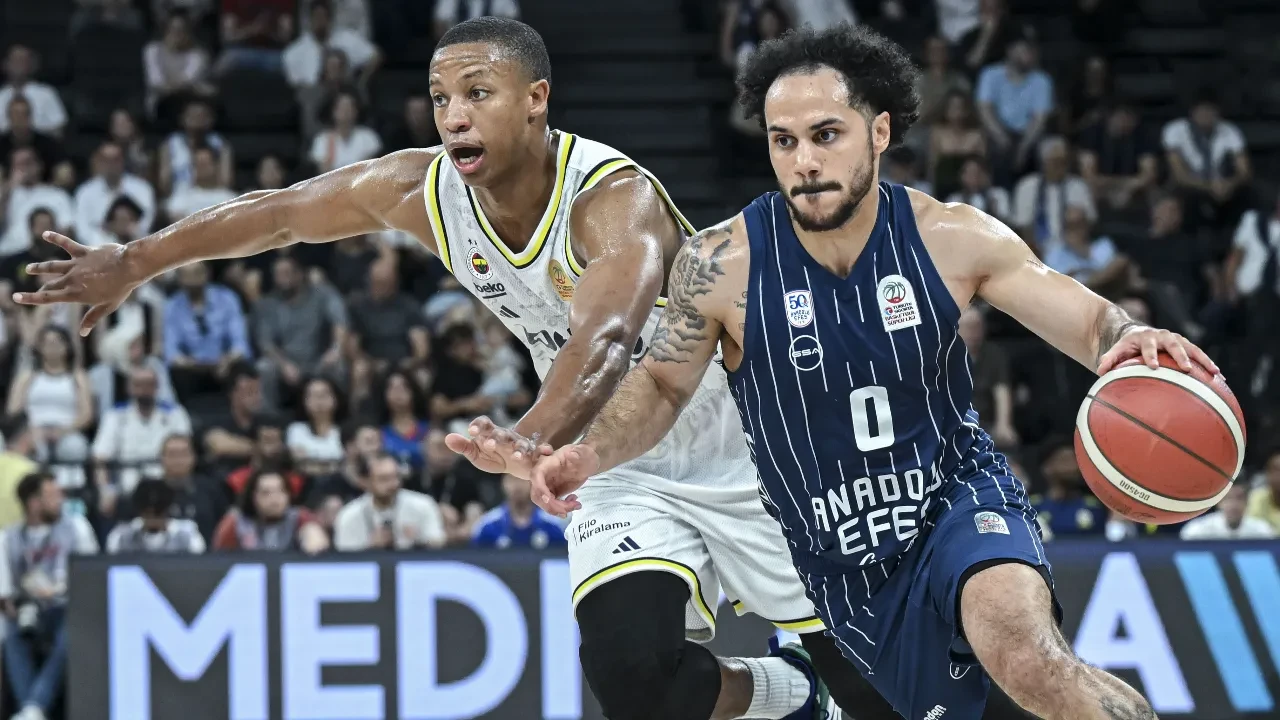 Anadolu Efes, serideki ilk galibiyetini aldı! Lacivert-beyazlılar, Fenerbahçe Beko'yu mağlup etti