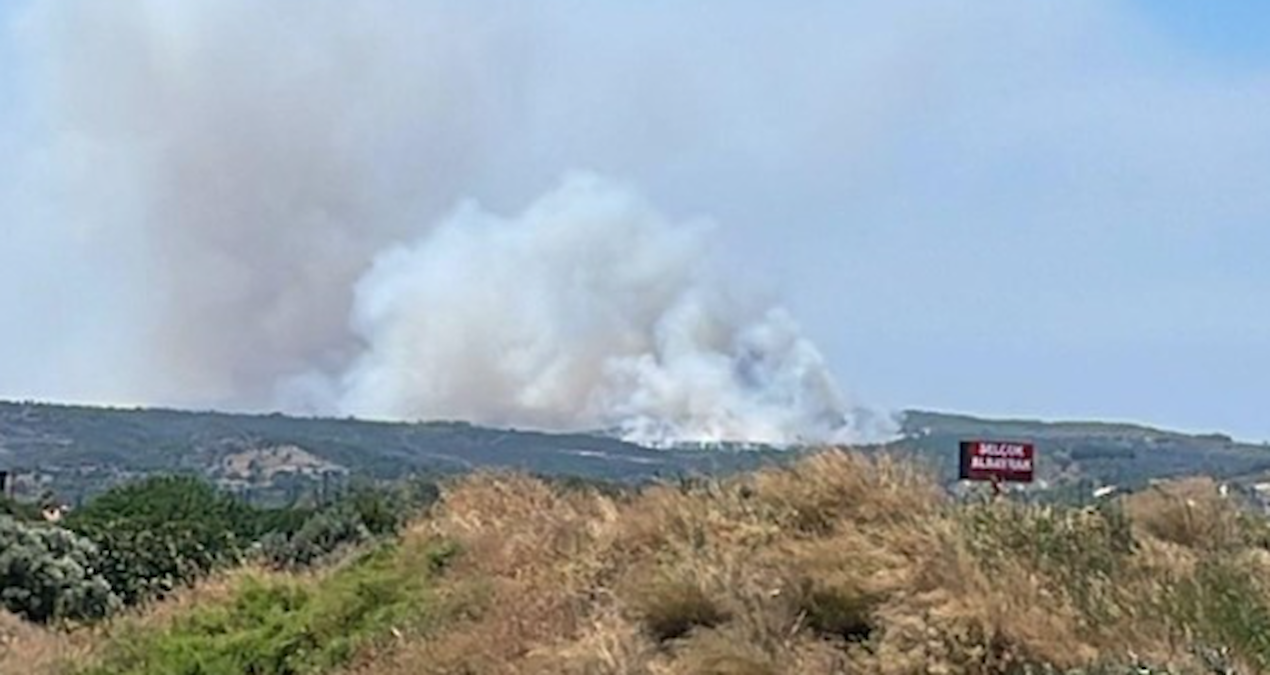 Çeşme'de yangın! Alevlerle mücadele devam ediyor