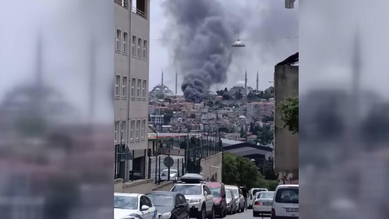 Fatih'te binada çıkan yangın araçlara sıçradı