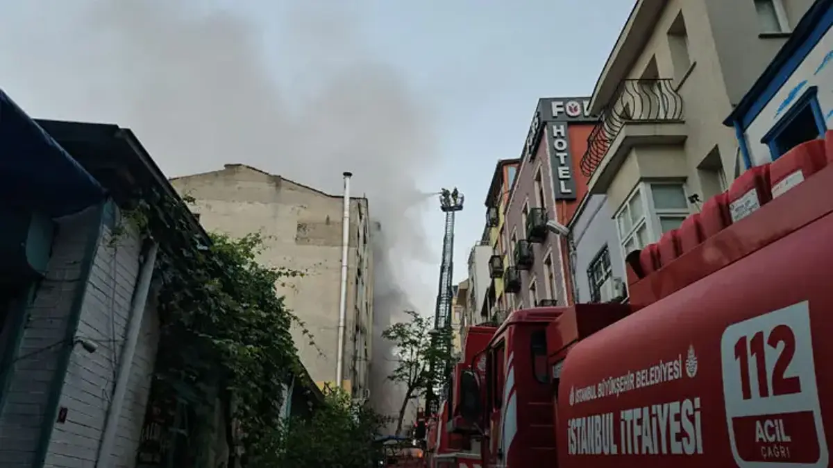İstanbul’un göbeğinde 5 katlı handa yangın! 1 kişi yaralandı