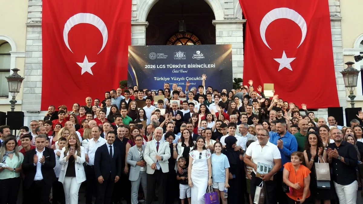 İstanbul Valiliğinden LGS'de Türkiye birincisi olan öğrencilere ödül dağıtıldı
