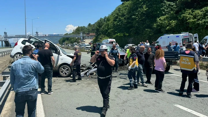 Rize'de feci kaza: Ters yöne giren otomobil, karşı yönden gelen araçla çarpıştı: 2 can kaybı, 3 yaralı