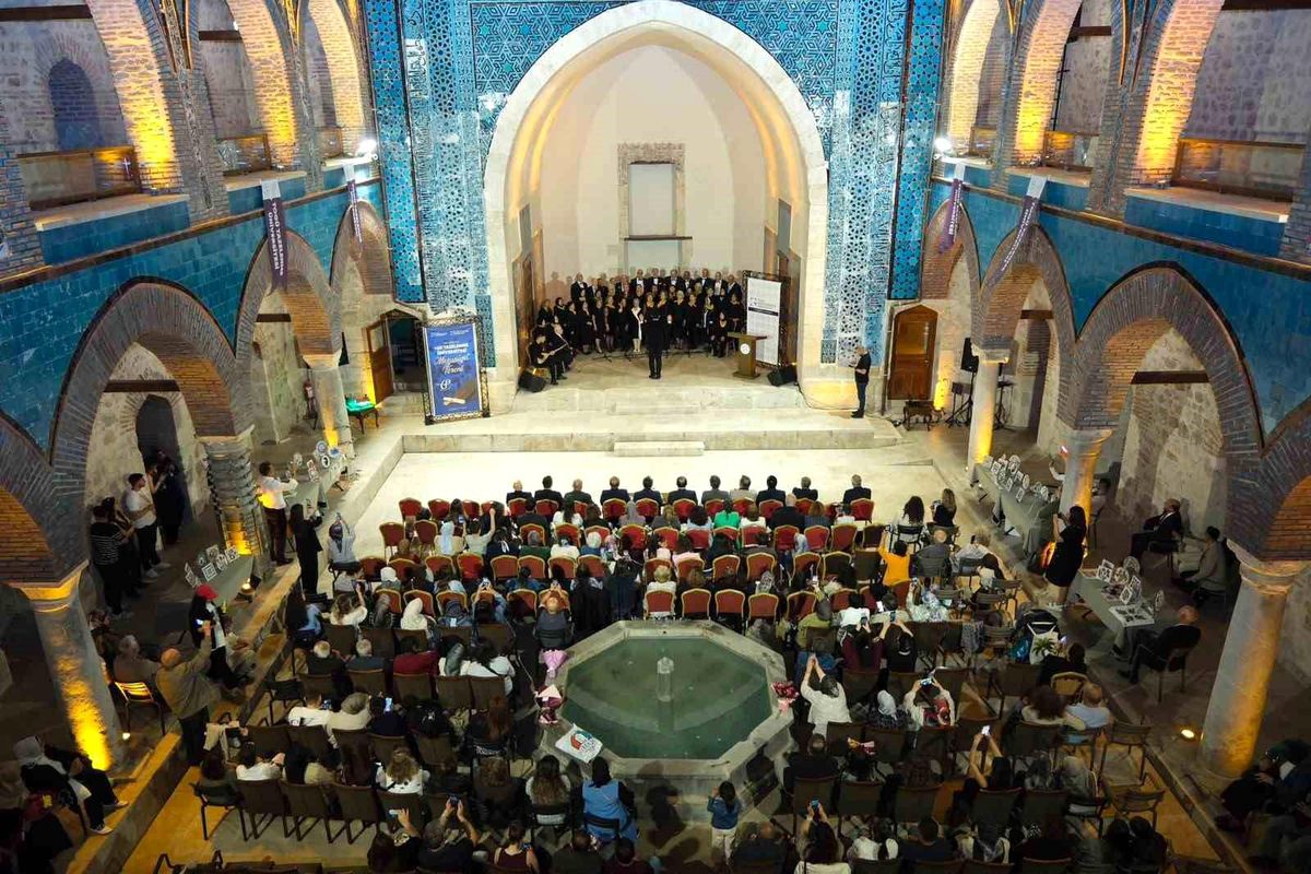 TOGÜ Tazelenme Üniversitesi'nde 60 yaş üstü öğrenciler kep attı