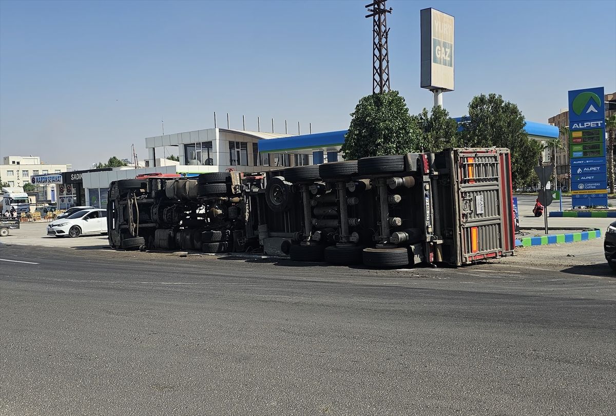 Nusaybin'de tır devrildi
