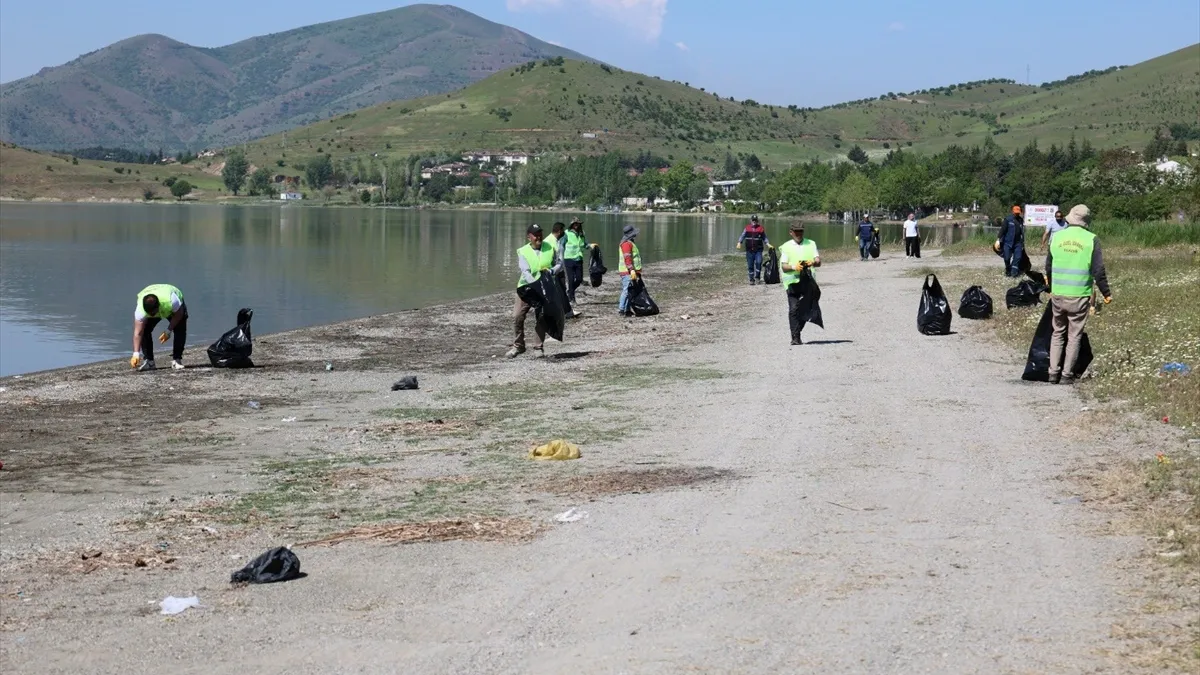 Hazar Gölü'nde çevre seferberliği! 12 ton atık toplandı