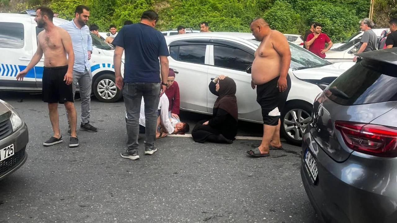 Otomobil yayalara çarptı: Baba ve oğlu yaşam mücadelesi veriyor