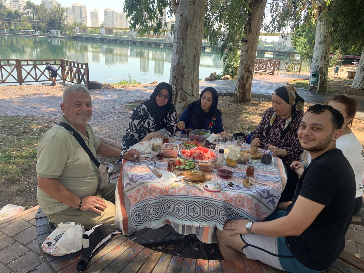 Adana'da 35 derece sıcaklıkta nehir kenarında piknik yaptılar