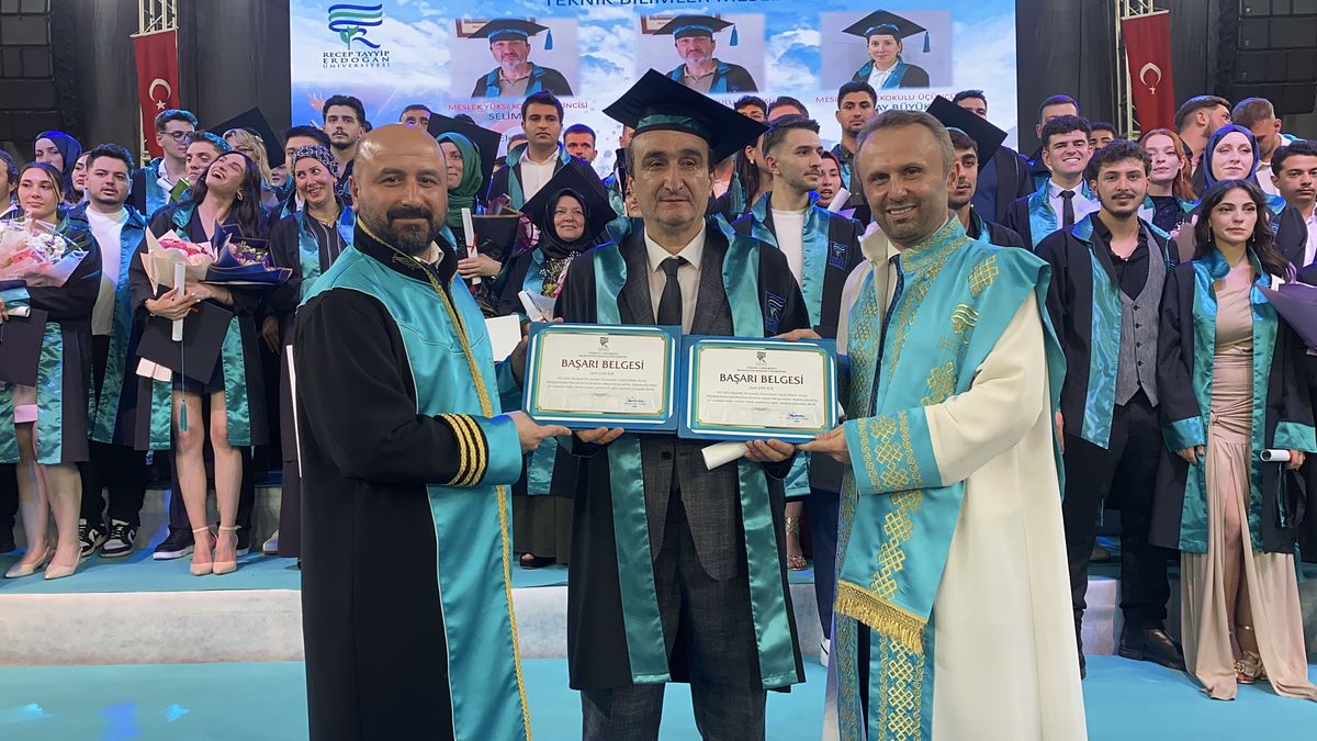RTEÜ'de mezuniyet coşkusu; 54 yaşında iki ana dalda birinci oldu