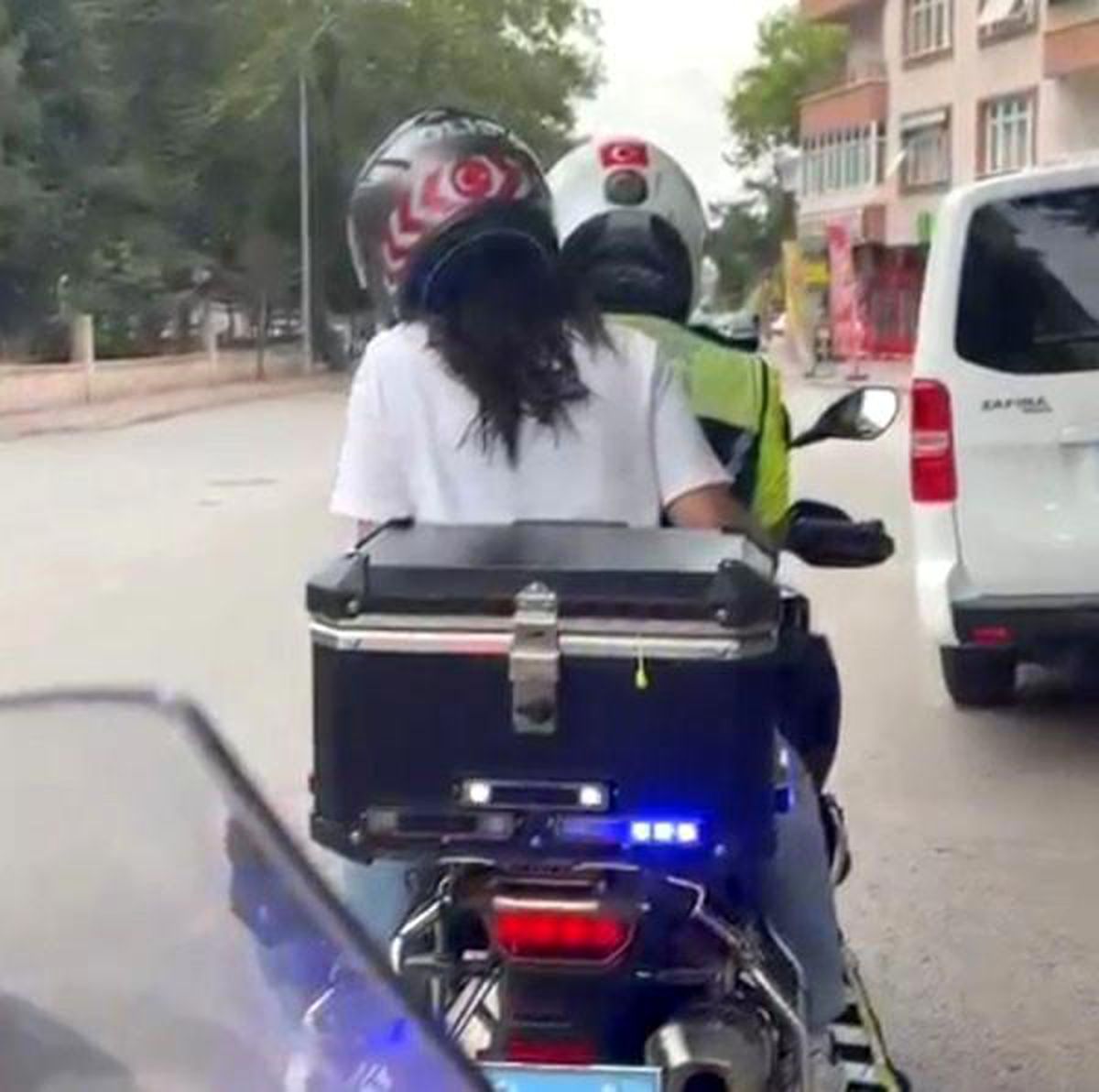 Sınava geç kalan öğrencilerin imdadına polis yetişti
