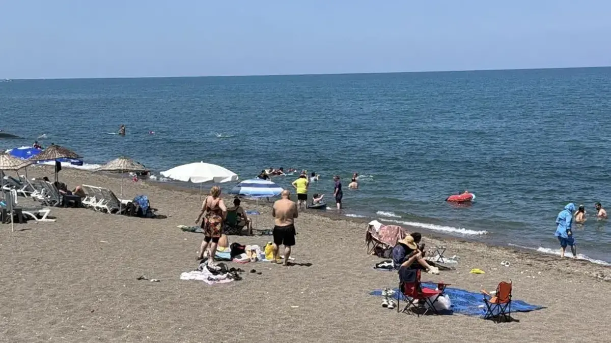 Akçakoca sahillerinde iğne atsan yere düşmüyor! Termometreler 37 dereceyi aşınca sıcağı gören akın akın sahile koştu