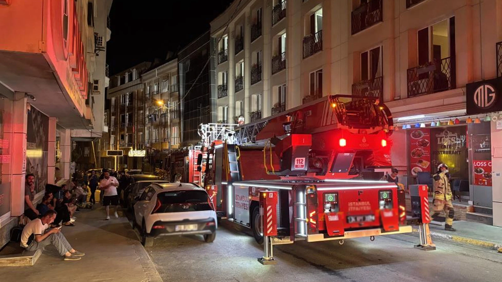 Esenyurt'ta gece yarısı can pazarı: Yangın çıkan otelde mahsur kaldılar