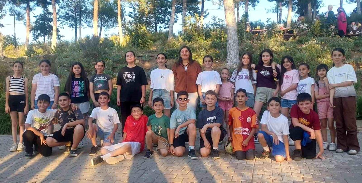 Sarıgöl'de 4 yıl boyunca okuttuğu eski öğrencileriyle buluştu