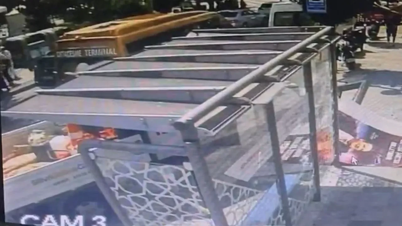 Sürücüsüz kamyonet dehşeti: Minibüs durağına daldı