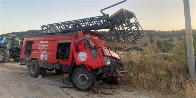 Yangından dönen itfaiye aracı eve çarptı: 3 itfaiye eri yaralı