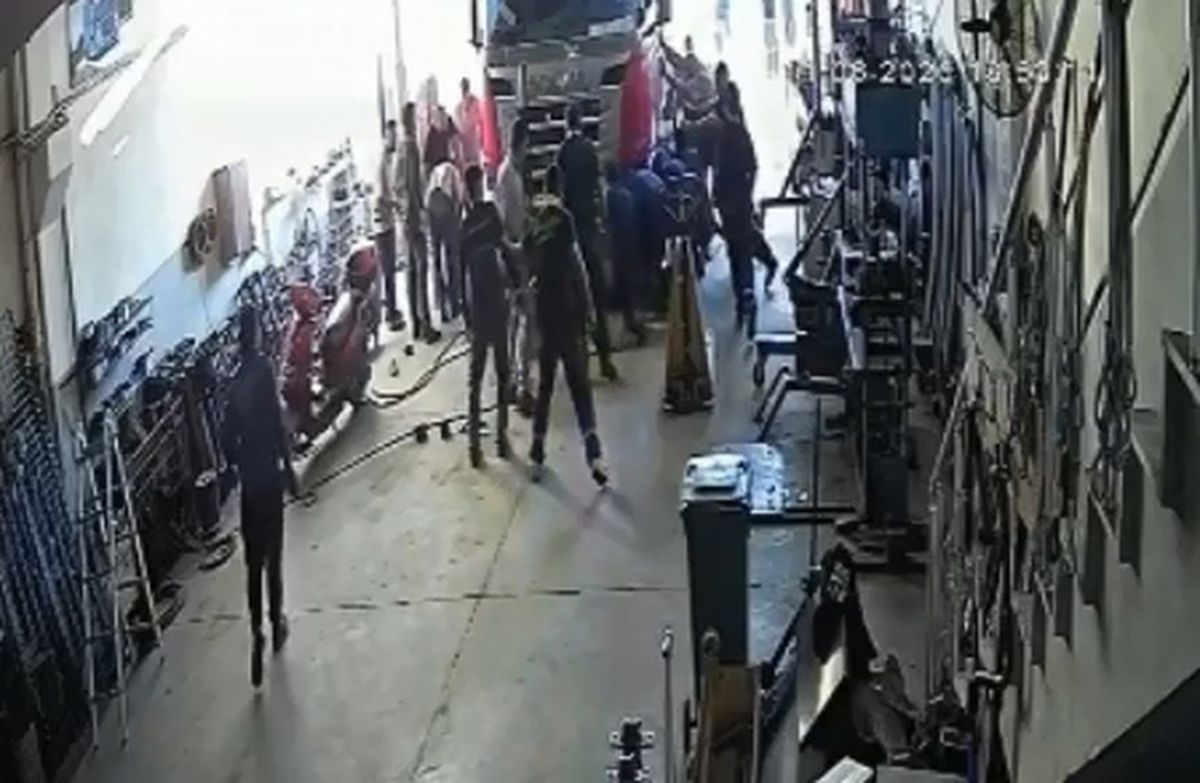 Tamir ettikleri TIR'ın altında kalan baba ve oğlunu, komşu esnaf kurtardı: olay kamerada