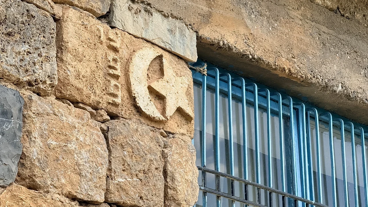 Kayalardan oydu, 30 yılda inşa etti: Şimdi turistlerin akınına uğruyor