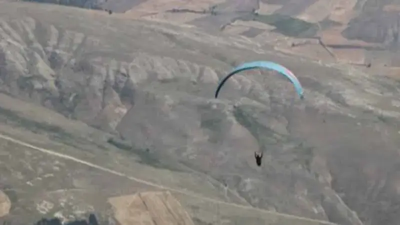 Kayalıklara düşen yamaç paraşütü pilotu öldü