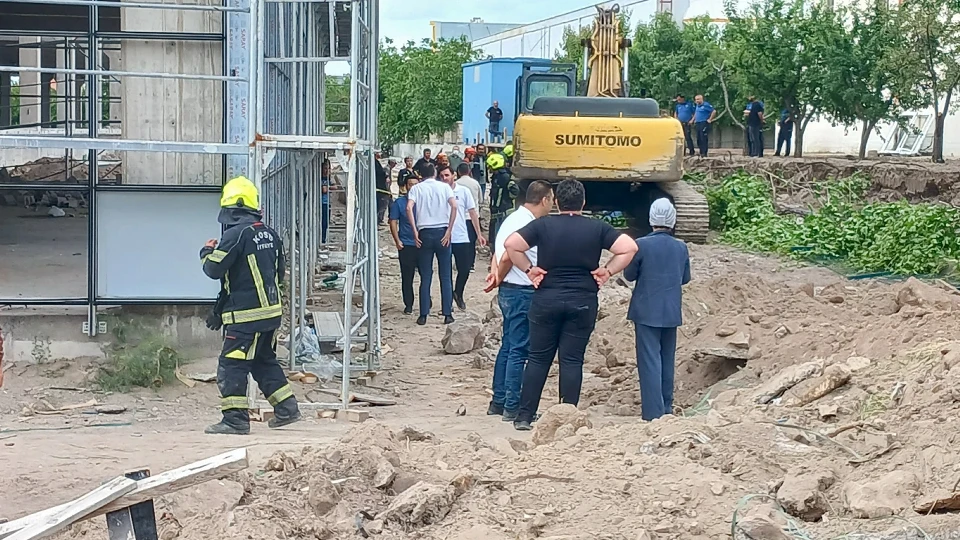 Kayseri'de bahçe duvarının altında kalan kepçe operatörü hayatını kaybetti