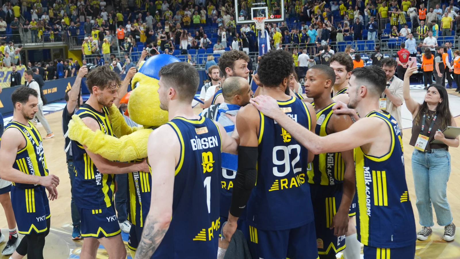 Aziz Yıldırım'ın izlediği maçta Fenerbahçe, derbiyi kazandı