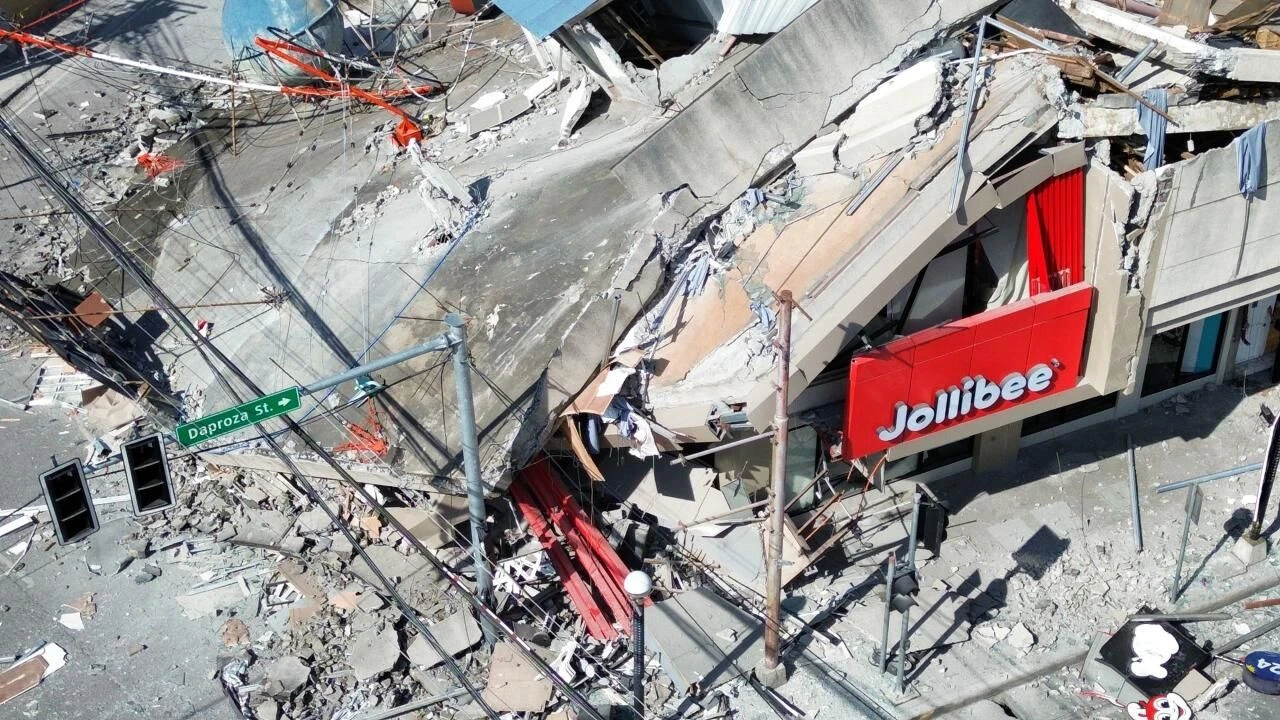 Filipinler'de 7,8'lik depremin bilançosu ağırlaşıyor: 45 ölü