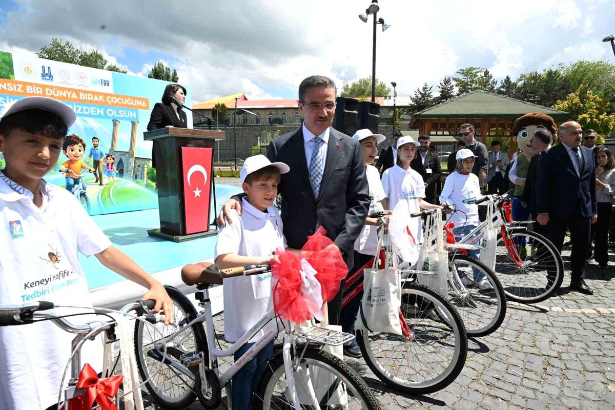 Babalarına sigarayı bıraktırdılar, bisikleti kaptılar
