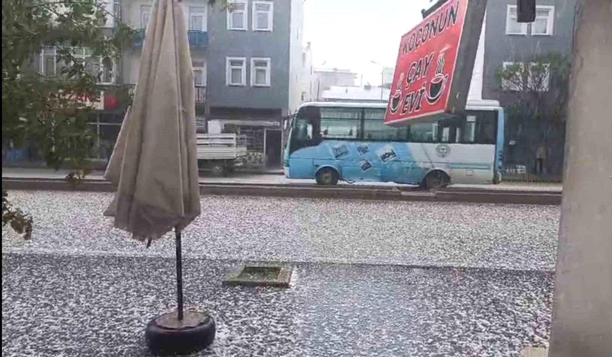 Demirözü'nde dolu yağışı etkili oldu