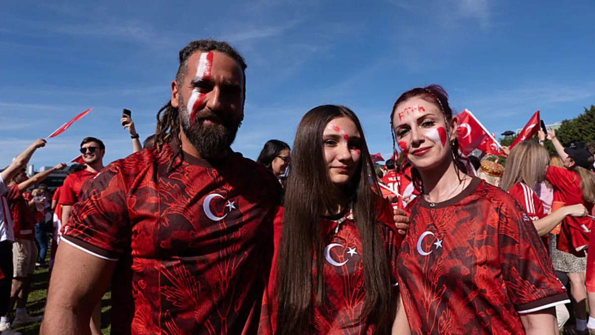 Dünya Kupası’nda Türk yürüyüşü! Binlerce taraftar bir araya geldi...