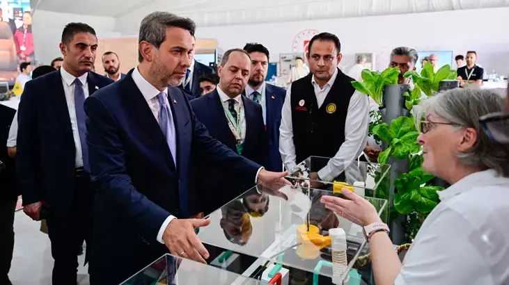 Enerji ve Tabii Kaynaklar Bakanı Bayraktar, Sıfır Atık Festivali'ndeki bakanlık standını ziyaret etti