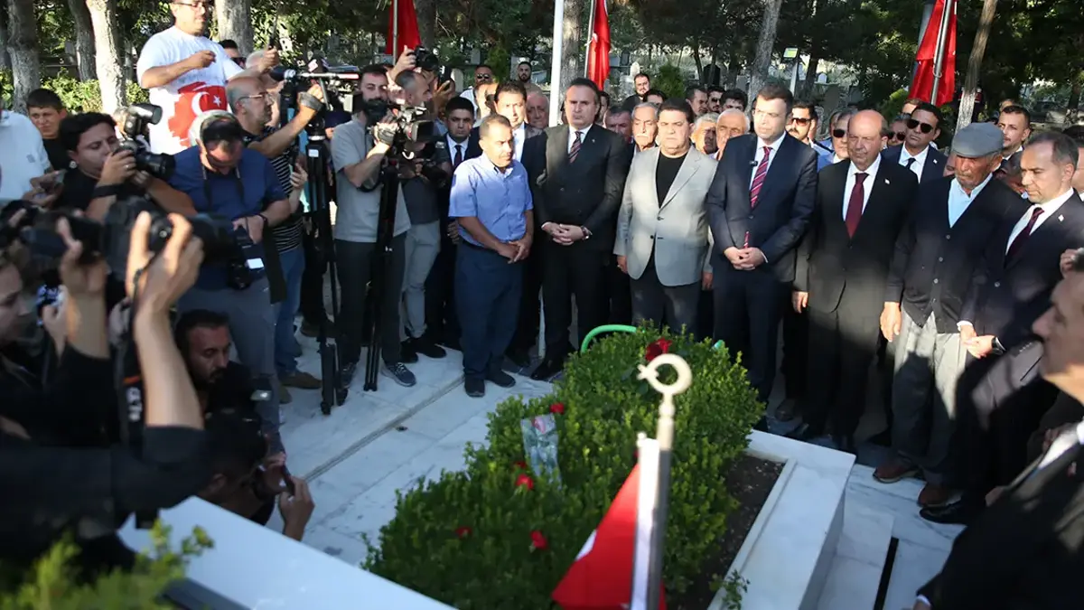 15 Temmuz'un kahramanı Ömer Halisdemir kabri başında anıldı